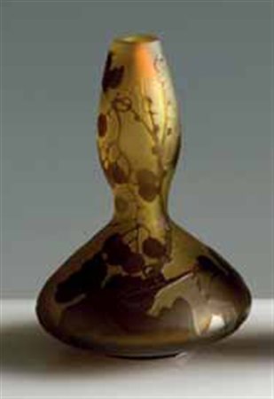 Gallé. Piccolo vaso in vetro a cammeo con collo oblungo e decoro a bacche,...