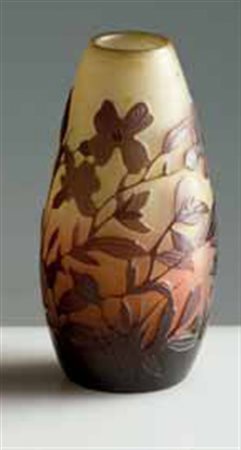 Gallé. Piccolo vaso in vetro a cammeo con decoro a saponaria viola, 1900...