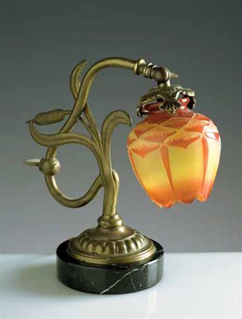 Gallé. Piccola lampada da tavolo con diffusore in vetro cammeo in rosso e...