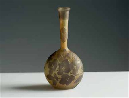 Gallé. Vaso in vetro a cammeo con decoro a ortensie color indaco su fondo...