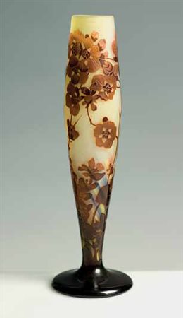 Gallé. Vaso in vetro a cammeo ornato da tralci fioriti amaranto su fondo...