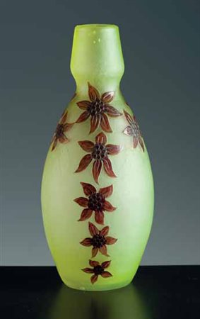 Legras. Vaso in vetro a cammeo e smalti con fiori in bruno su fondo giallo,...