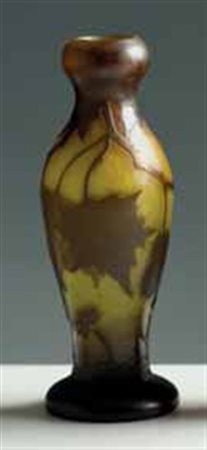 Legras. Vaso in vetro a cammeo decorato a foglie e bacche su fondo giallo,...