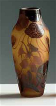 D’Argental. Vaso in vetro a cammeo di forma ovoidale e decoro floreale...