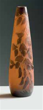 D’Argental. Vaso in vetro a cammeo di forma conica con decoro a glicine nei...