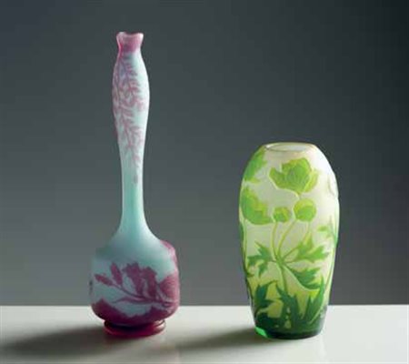 Richard. Vaso in vetro a cammeo con lungo collo e decori viola su fondo...