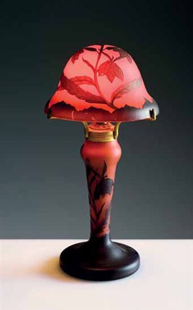 Richard. Piccola lampada da tavolo in vetro a cammeo con decori a foglie su...