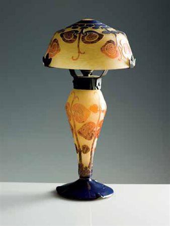 Le Verre Français (attribuito). Vaso in vetro a cammeo a motivi stilizzati in...