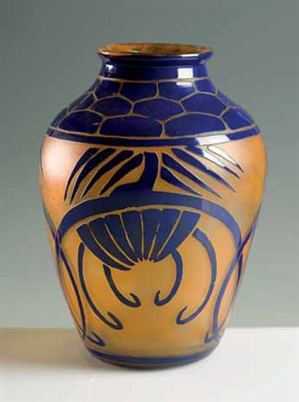 Le Verre Français. Lampada da tavolo in vetro a cammeo con decori vegetali...