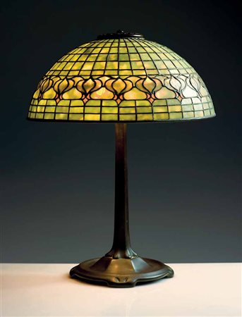 Tiffany. Lampada da tavolo con fusto in bronzo e diffusore in vetro e piombo...