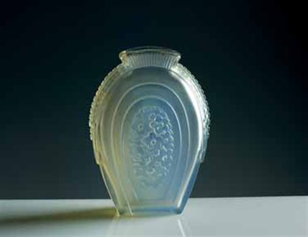 Sabino. Vaso di vetro opalescente con motivo centrale a rilievo a fiori, 1925...