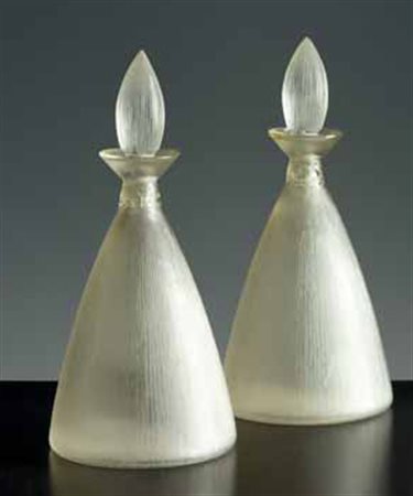 Lalique. Coppia di bottiglie con tappo in vetro a fitte scanalature “Vigne...