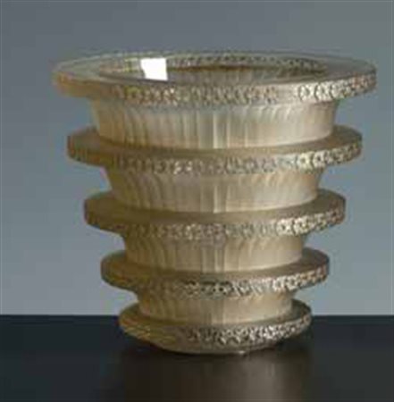 Lalique. Vaso “Chevreuse” in vetro a fasce parallele e piccole margherite,...