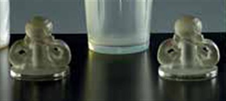 Lalique. Coppia di “Porte-menu Deux Figurines” in vetro con figure...