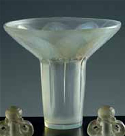 Lalique. Vaso “Violettes” in vetro con decoro a foglie e alto piede, 1921...