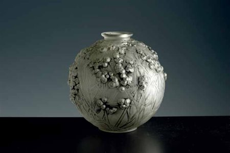 Lalique. Vaso “Druide” in vetro globulare con decoro a bacche, 1924 circa....