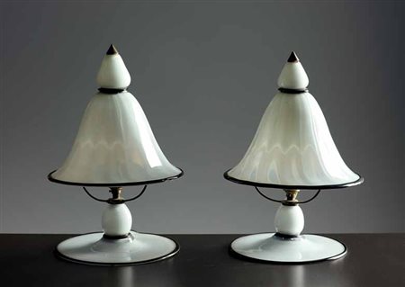 Manifattura Muranese. Coppia di lampade da tavolo in vetro incamiciato...