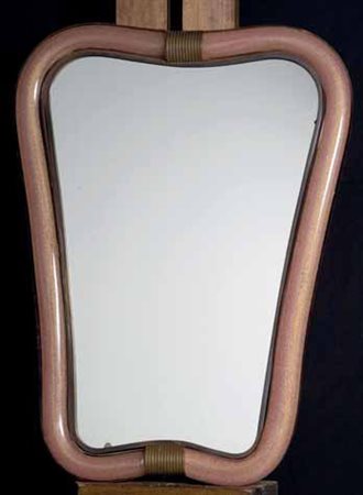 Venini. Specchiera in vetro rosa e oro, di forma sagomata, 1950 circa. Firma...