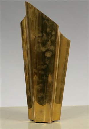 SABATTINI LINO (N. 1925). Vaso in metallo dorato. Vase in golden metal....