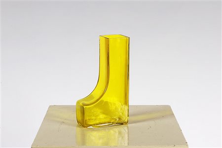MAZZEGA. Vaso in spesso vetro di Murano giallo a forma di L. Thick yellow...