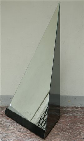 RAIMONDI GIUSEPPE. Specchio da terra triangolare Cheope,struttura in legno...