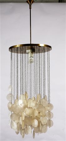 PANTON VERNER (1926 - 1998). Lampadario con elementi in madreperla sorretti...