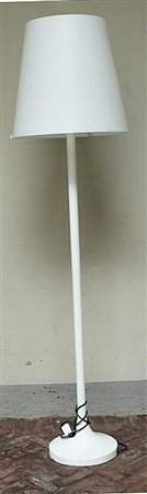 INGRAND MAX. Piantana in metallo laccato con grande diffusore in vetro per...