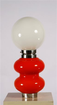 PRODUZIONE ITALIANA - ITALIAN WORK. Caratteristica lampada da tavolo degli...