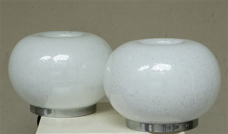 ANONIMO. Due lampade da tavolo in vetro pulegoso bianco. Base in acciaio. Two...