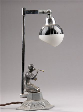 ART DECO'. Lampada da tavolo in metallo satinato e verniciato con cupola di...