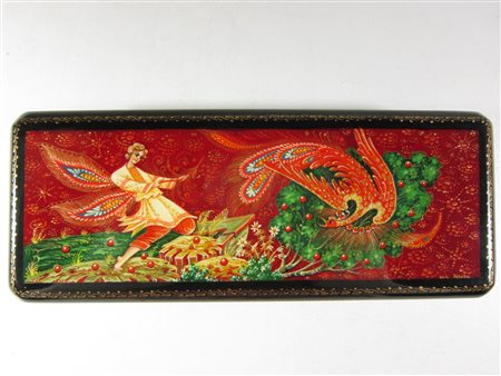 Scatola laccata con figura ed uccello piumato. Lacquer box with figure and...