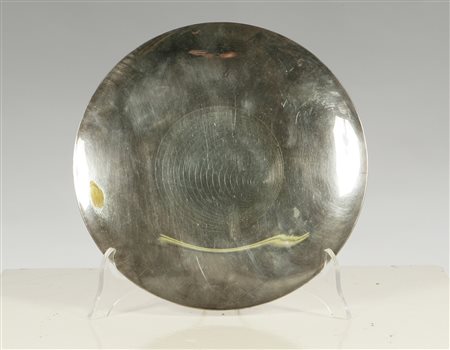 SABATTINI LINO (N. 1925). Piatto in metallo argentato. Silver metal plate....