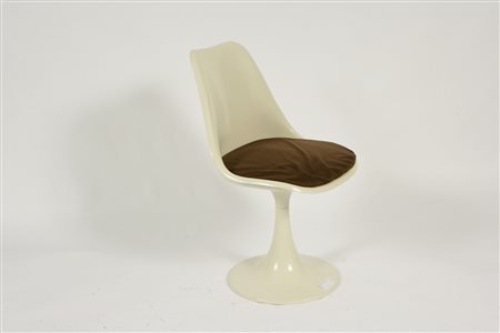 SAARINEN EERO. Sedia girevole Tulip, base di metallo laccato lucido bianco e...