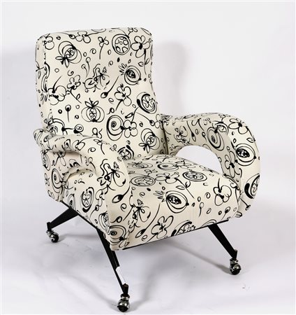 ANONIMO. Poltrona imbottita. Tessuto color panna con decorazioni, metallo...