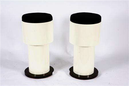 PRODUZIONE ITALIANA - ITALIAN WORK. Coppia di sgabelli con seduta imbottita....