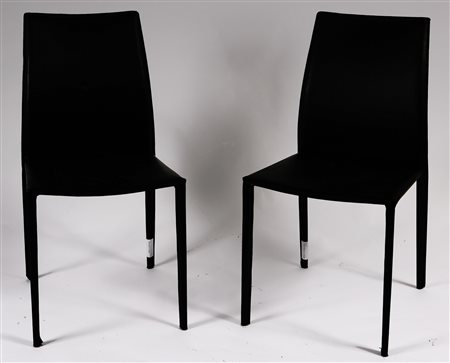 PRODUZIONE ITALIANA - ITALIAN WORK. Due eleganti sedie in pelle nera,...