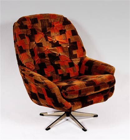 ANONIMO. Poltrona girevole.Tessuto in velluto a motivi geometrici, base in...