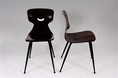 PAGHOLZ. Due poltroncine. Compensato curvato e metallo verniciato. Two...