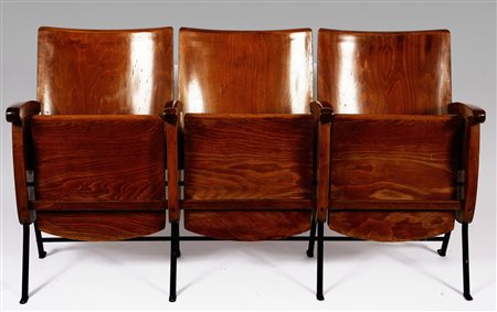 Fila di tre poltroncine a sedili ribaltabili da cinema. Row of three seats...