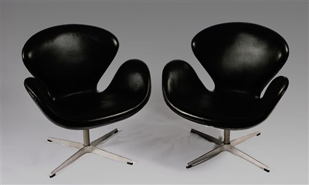 JACOBSEN ARNE. Coppia di swan chair. Couple of Swan chair. Plastica dura e...
