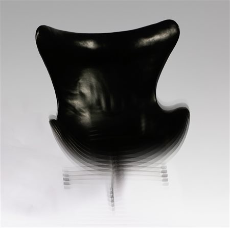 JACOBSEN ARNE. La Egg Chair. The Egg Chair. Plastica dura e pelle nera. Cm...