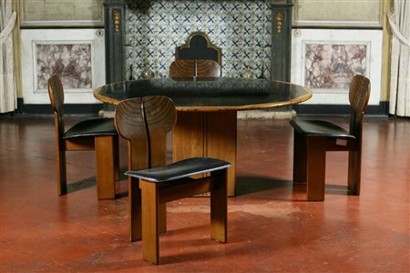 SCARPA TOBIA E AFRA. Quattro sedie "Africa" della serie "Artona" ed un tavolo...