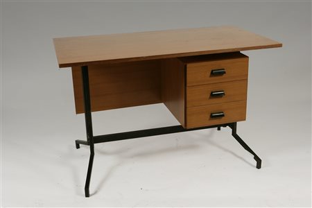 PRODUZIONE ITALIANA - ITALIAN WORK. Una scrivania degli anni 60 . Ferro...