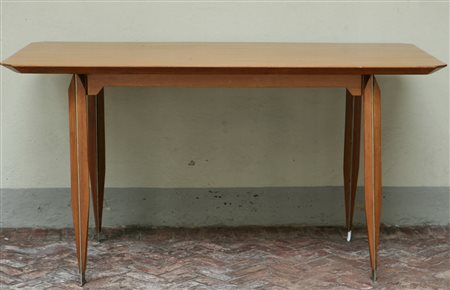 MOSCATELLI GIULIO. Elegante tavolo in legno, con rifilature di ottone sulle...