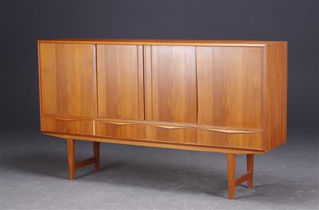 Grande credenza in teak. Large sideboeard made of teak. Legno di teak. Cm...