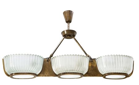 PRODUZIONE ITALIANA Grande lampadario con struttura in ottone e diffusori in...