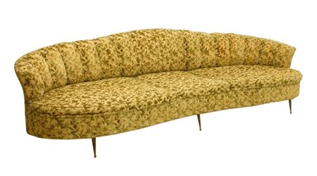 PRODUZIONE ITALIANA Importante divano con imbottitura rivestita in velluto a...