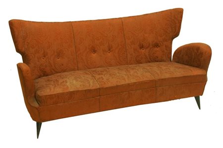 PRODUZIONE ITALIANA Grande divano in tessuto imbottito, sostegni in legno....