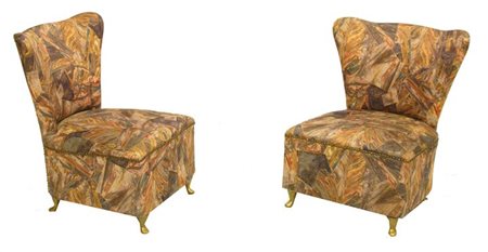 PRODUZIONE ITALIANA Due poltrone da camino con imbottitura rivestita in...