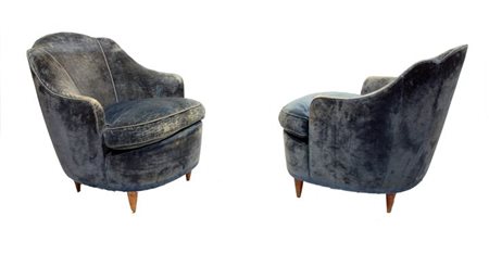 PRODUZIONE ITALIANA Coppia di poltrone con struttura in legno e imbottitura...